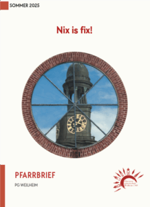 Coverbild des Pfarrbriefes der Pfarreiengemeinschaft Weilheim von Sommer 2025 mit dem Titel "Nix is fix!" und mit einem kreisrunden Bild, das wie ein Kirchenfenster aussieht und mit einem Kirchenturm als Motiv, das etwas zersplittert aussieht, wie bei einer klassischen Bleiverglasung.